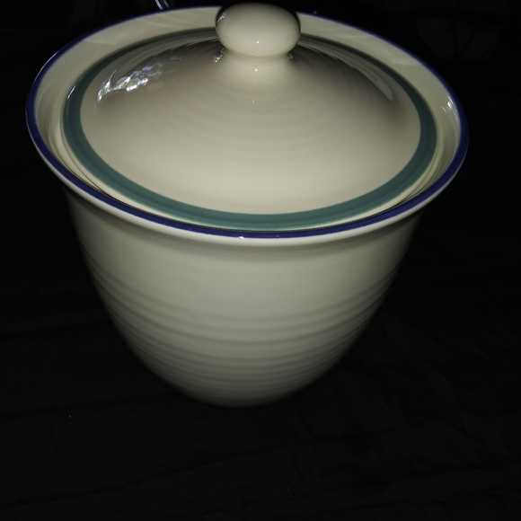 Two large Kitchen containers - Picture 6 of 6